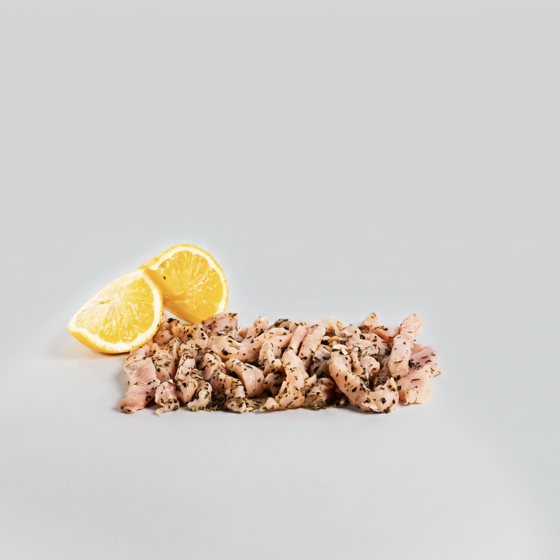 Tiras de pollo natural con albahaca y lima.